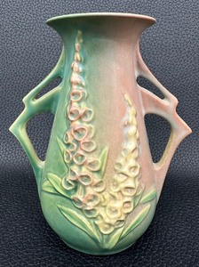 lot 97 image: Roseville Pottery Foxglove Vase - 44-6
