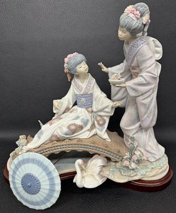 lot 5 image: Beautiful Lladro - Springtime in Japan by Salvador Debon - 1983