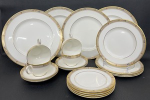 Elegant Minton Fine Bone China "Caliph" Pattern - Four Piece Place Setting