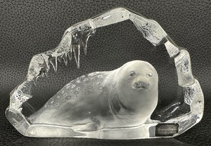 lot 13 image: Vintage Mats Jonasson Signature Collection Crystal Seal SculpturePaperweight - Signed