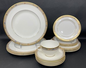lot 36 image: Elegant Minton Fine Bone China Caliph Pattern - Four Piece Place Setting - Excluding three tea cups