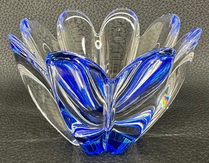 lot 84 image: Orrefors Mayflower Art Glass Jan Johansson Design 479011 Petal Shaped Bowl Sign