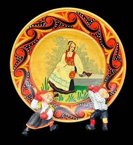 lot 161 image: Two Candy Designs of Norway Figurines and Wooden Kongsvinger Plate