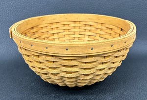 lot 146 image: Longberger Hostess Woven Round Basket