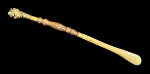 lot 152 image: Fancy Vintage Shoe Horn with Brass Lion Details