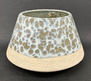 lot 107 image: Pretty Planter Vase