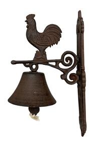 lot 117 image: Vintage Metal Wall Mounted Rooster Motif Dinner Bell