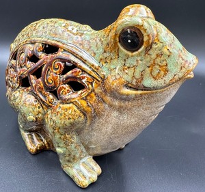 lot 33C image: Adorable Decorative Frog Figurine