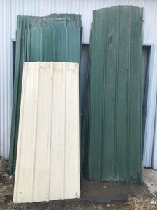 lot 251 image: 51 - Sheets of Metal Roofing Pieces - Sizes are listed in description