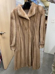 lot 362 image: VTG MESHEKOW FURRIERS Beautiful Mink Fur Coat