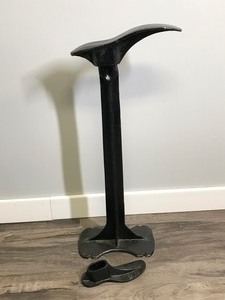 lot 372 image: Vintage Cast Iron Shoe Cobbler Repair Stand  with Shoe Forms