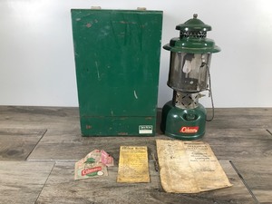 lot 404 image: Vintage Coleman Lantern with Metal Carrying Case