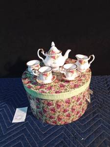 lot 39 image: Royal Albert Old country Roses 8pc mini tea set in original box