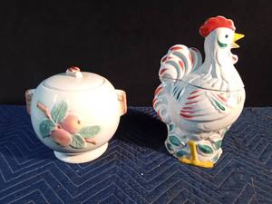 lot 41 image: Vintage 1940s RRP Co. apple cookie jar and vintage 1950s round painted pottery guild rooster cookie jar