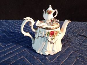 lot 44 image: Royal Albert Old Country Roses Morning Tea teapot