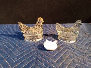lot 48 image: 1 Milk glass chicken and 2 chickens of the nest by J.H. Millstein Co.