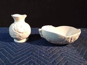 lot 54 image: Red Wing Pottery Magnolia pattern bowl and vase