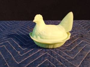 lot 55 image: Small Fenton Green Satan 2pc glass chicken