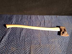 lot 61 image: Chopper 1 USA splitting ax with spring loaded mechanism to aid in the splitting process