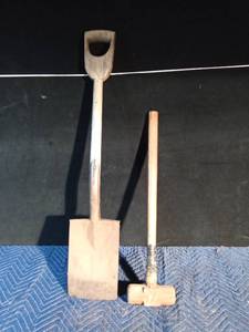 lot 68 image: Vintage square shovel and maul