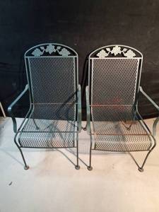 lot 23 image: 2 Metal lawn chairs