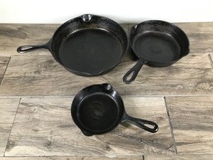 lot 414 image: 3 - Vintage Cast Iron Skillets