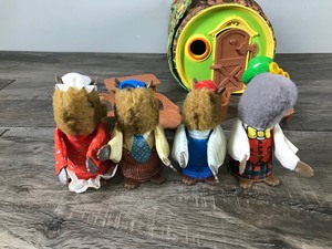 lot 422 image: VINTAGE 1979 FISHER PRICE WOODSEY SQUIRREL LOG HOUSE TOY - SOFT CLOTH PLAYSET WITH SQUIRRELS & ACCESSORIES