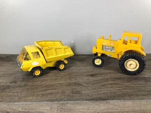 lot 423 image: Vintage Metal Toy Tonka Dump Truck and a Plastic Yellow Tractor