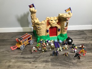 lot 424 image: 1998 FISHER PRICE GREAT ADVENTURES MAGIC CASTLE LION FACE WLIGHT & SOUND AND  ACCESSORIES