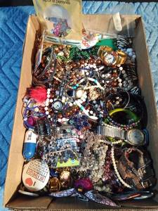 lot 215 image: Flat of jewelry and more