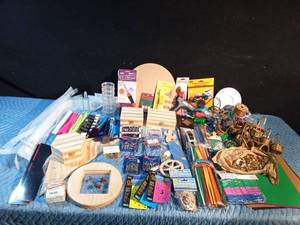 lot 193 image: Large lot of craft items including EZ Glitzer applicator wand, Air brush kit, and hot glue gun