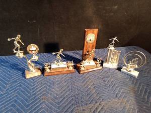 lot 190 image: 5 Vintage trophies