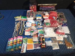 lot 180 image: Lot of jewelry making supplies
