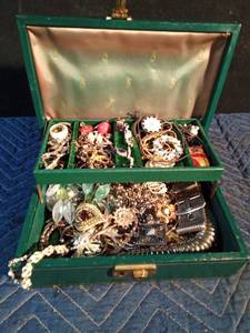 lot 172 image: Vintage jewelry box of jewelry