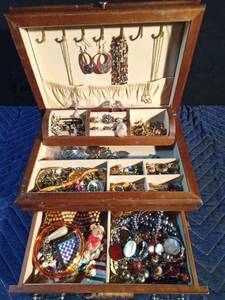 lot 173 image: Vintage wood 1 drawer jewelry box of jewelry