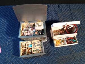 lot 167 image: 2 Small jewelry boxes full of jewelry