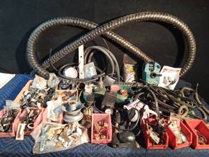 lot 149 image: Tote of hardware, boat parts, bungees