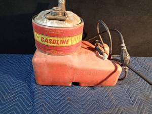 lot 124 image: Boat gas tank and metal 2.5 gas can