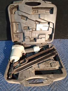 lot 114 image: Porter-Cable clipped head framing air Nailer in case