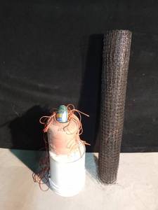 lot 119 image: Roll of plastic netting and Lg roll of twine and other