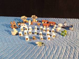 lot 216 image: Miniature magnets, thimbles, 2 Eeyores and other mini figurines