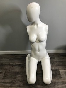 lot 16 image: Hard Plastic Mannequin