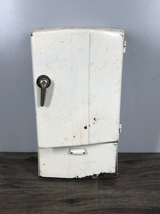 lot 20 image: Vintage Metal Toy Refrigerator