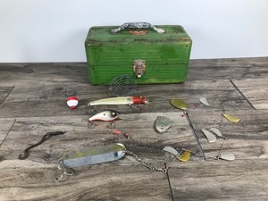 lot 426 image: Vintage Simonsen Metal Fishing Tackle Box with Tackle