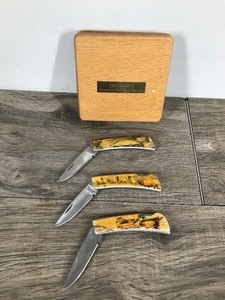 lot 429 image: 3 Wildlife Knifes in Wooden Storage Box