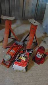 lot 87 image: Various Jacks and Stands