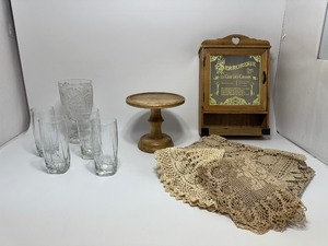 lot 15 image: Kitchen Decor Items