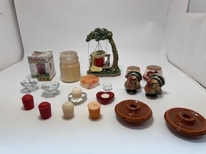 lot 19 image: Candle Holders