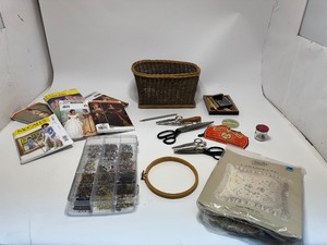lot 20 image: Vintage Sewing Items