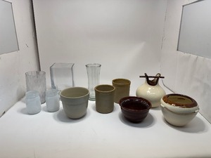 lot 22 image: Vases